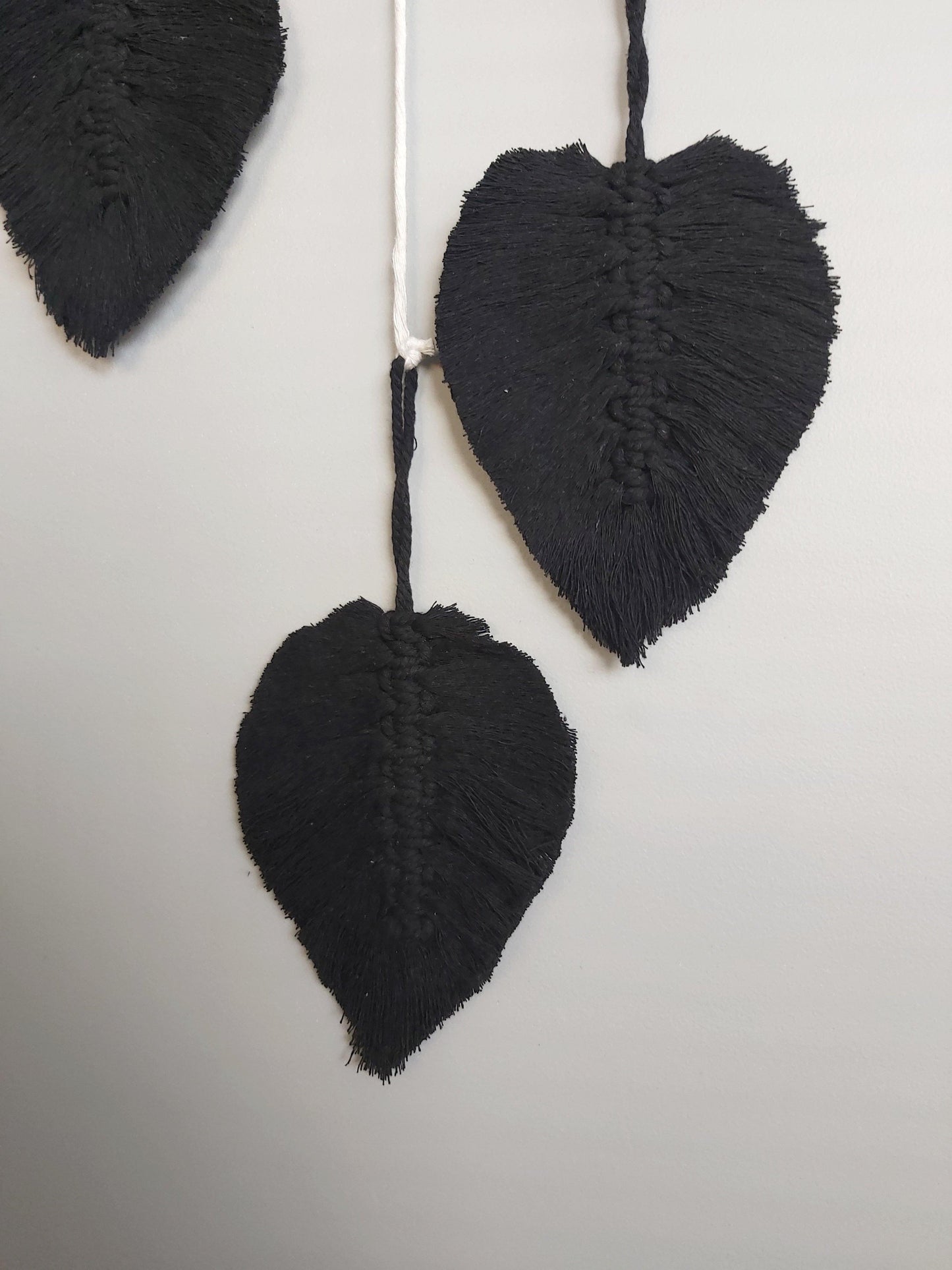"HAILEY" Dip dyed tapestry with hanging feather leaf - Wifestyle Products