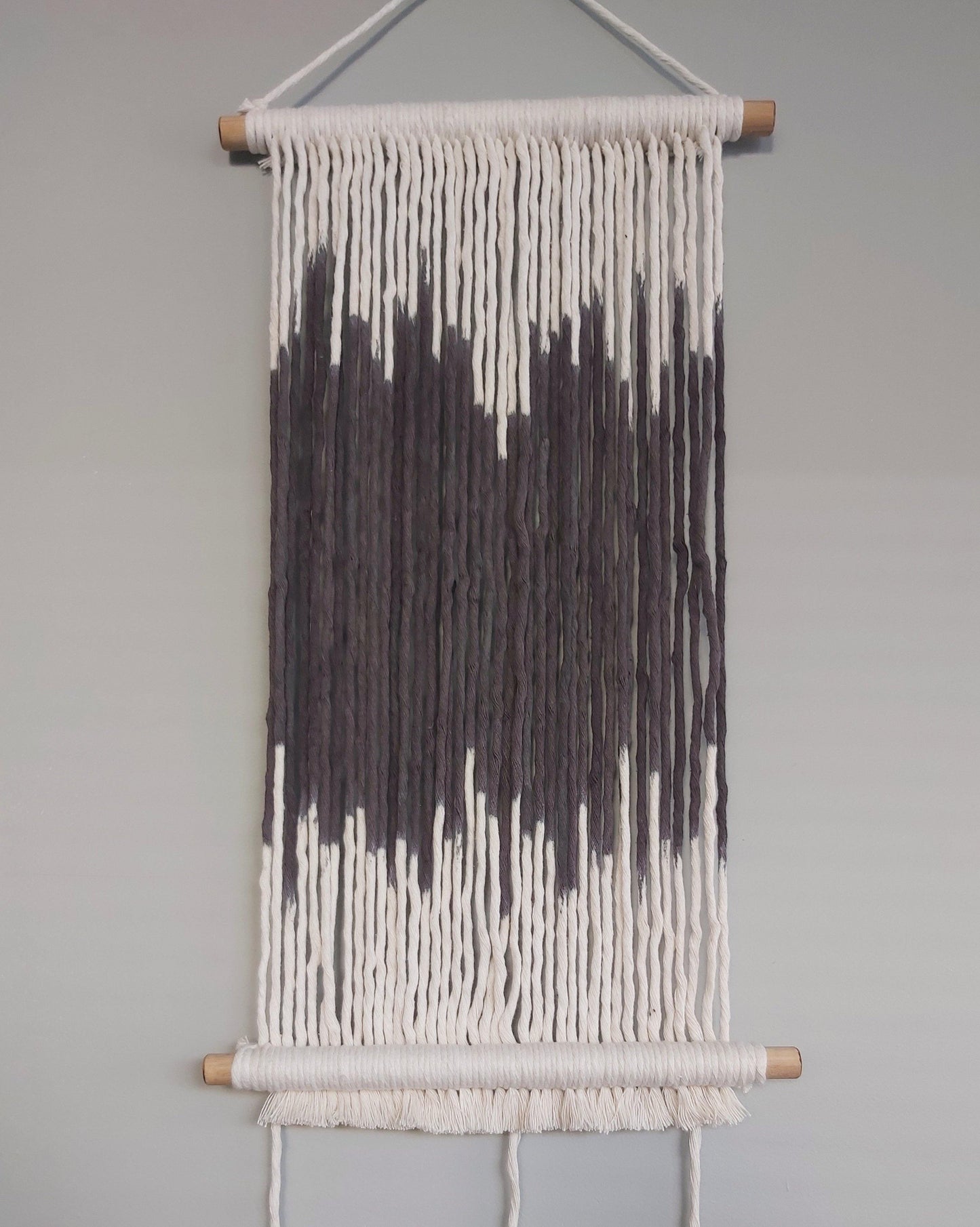"HAILEY" Dip dyed tapestry with hanging feather leaf - Wifestyle Products